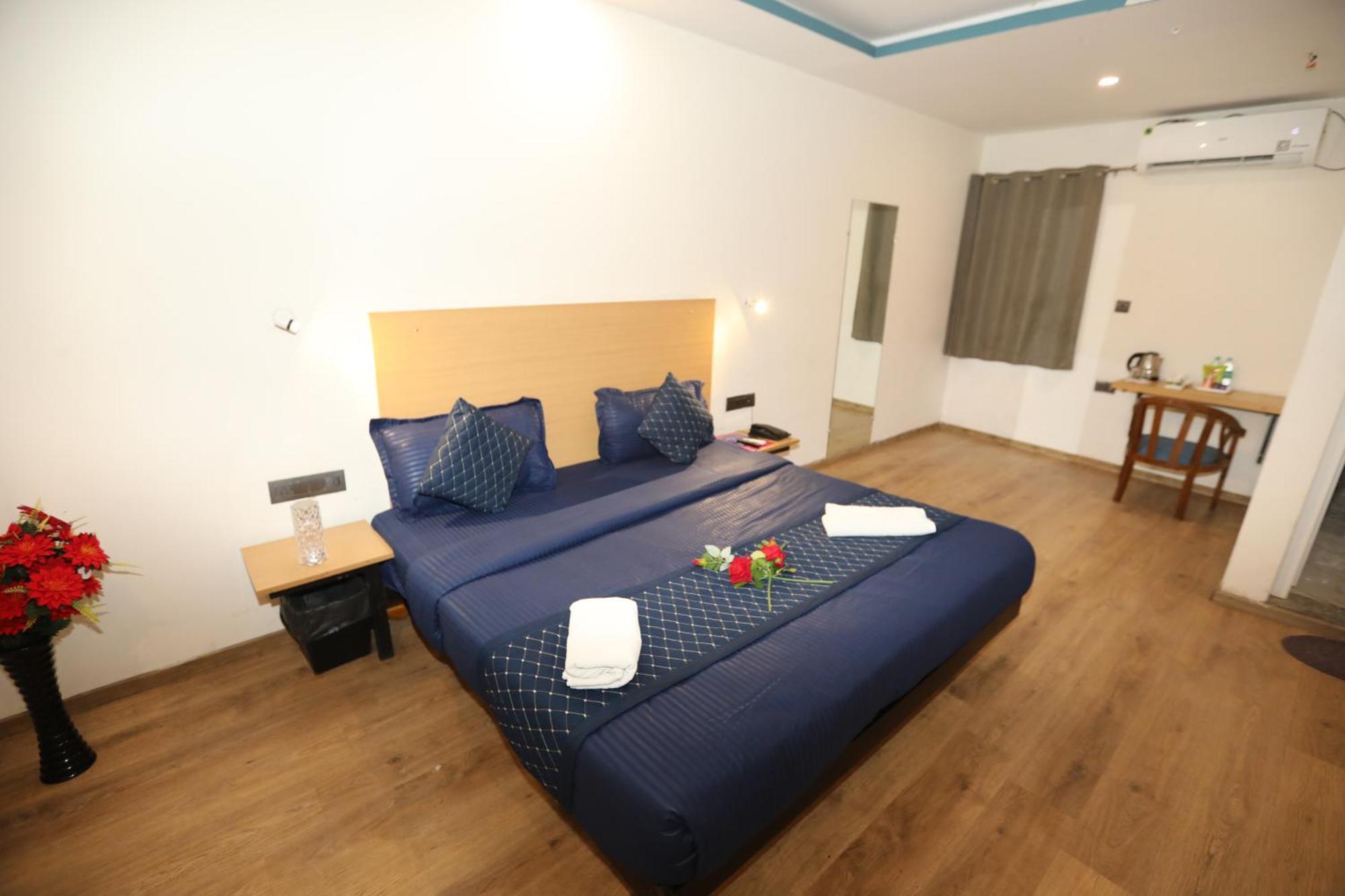 Hotel Noida Grand Sec 58 ภายนอก รูปภาพ