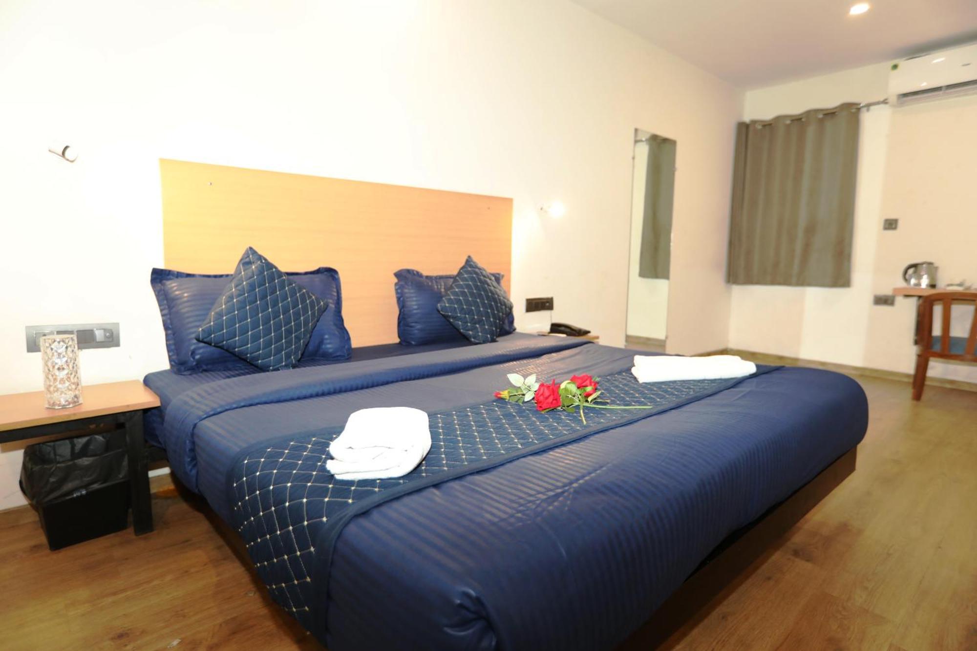 Hotel Noida Grand Sec 58 ภายนอก รูปภาพ