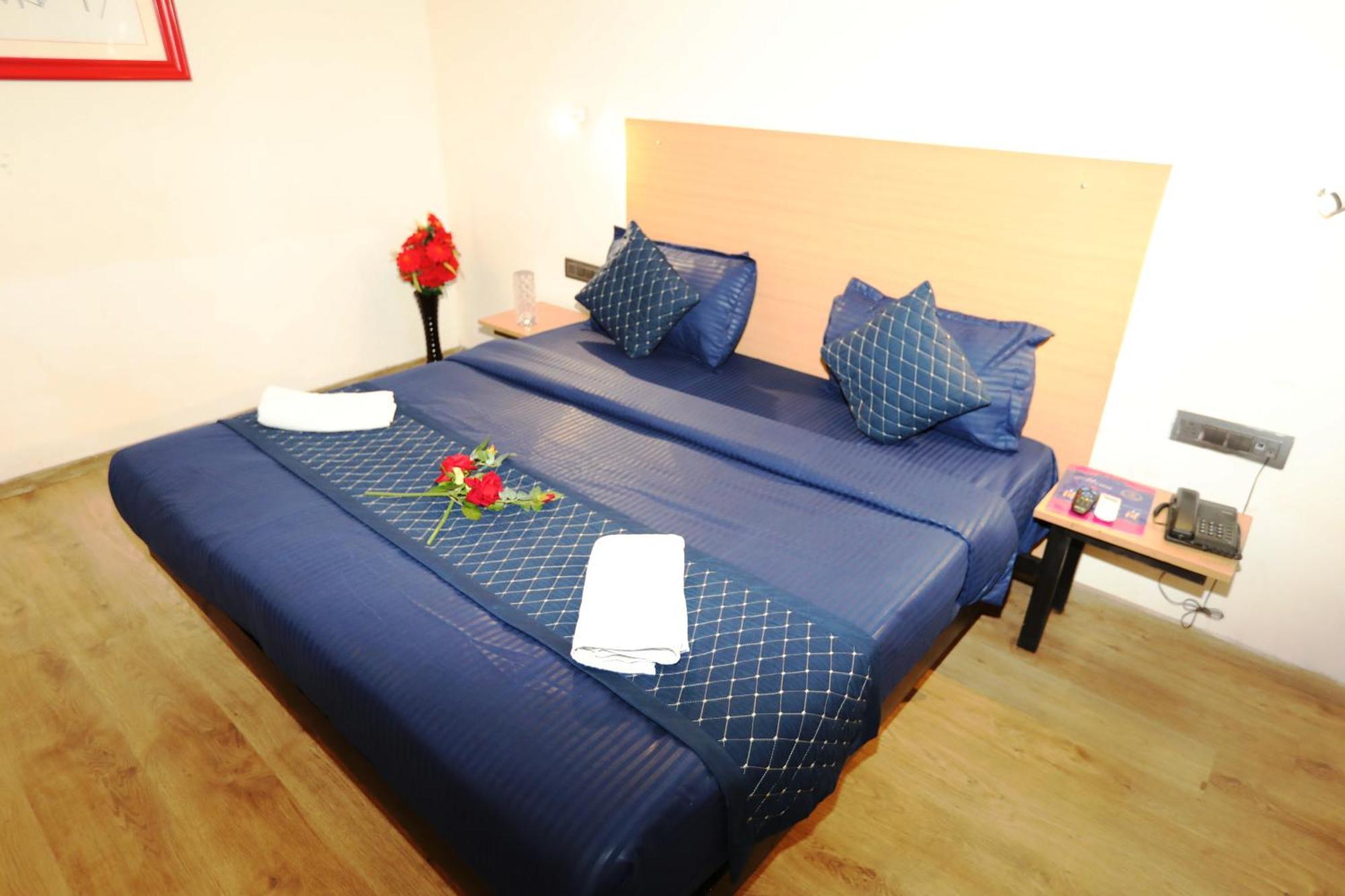 Hotel Noida Grand Sec 58 ภายนอก รูปภาพ