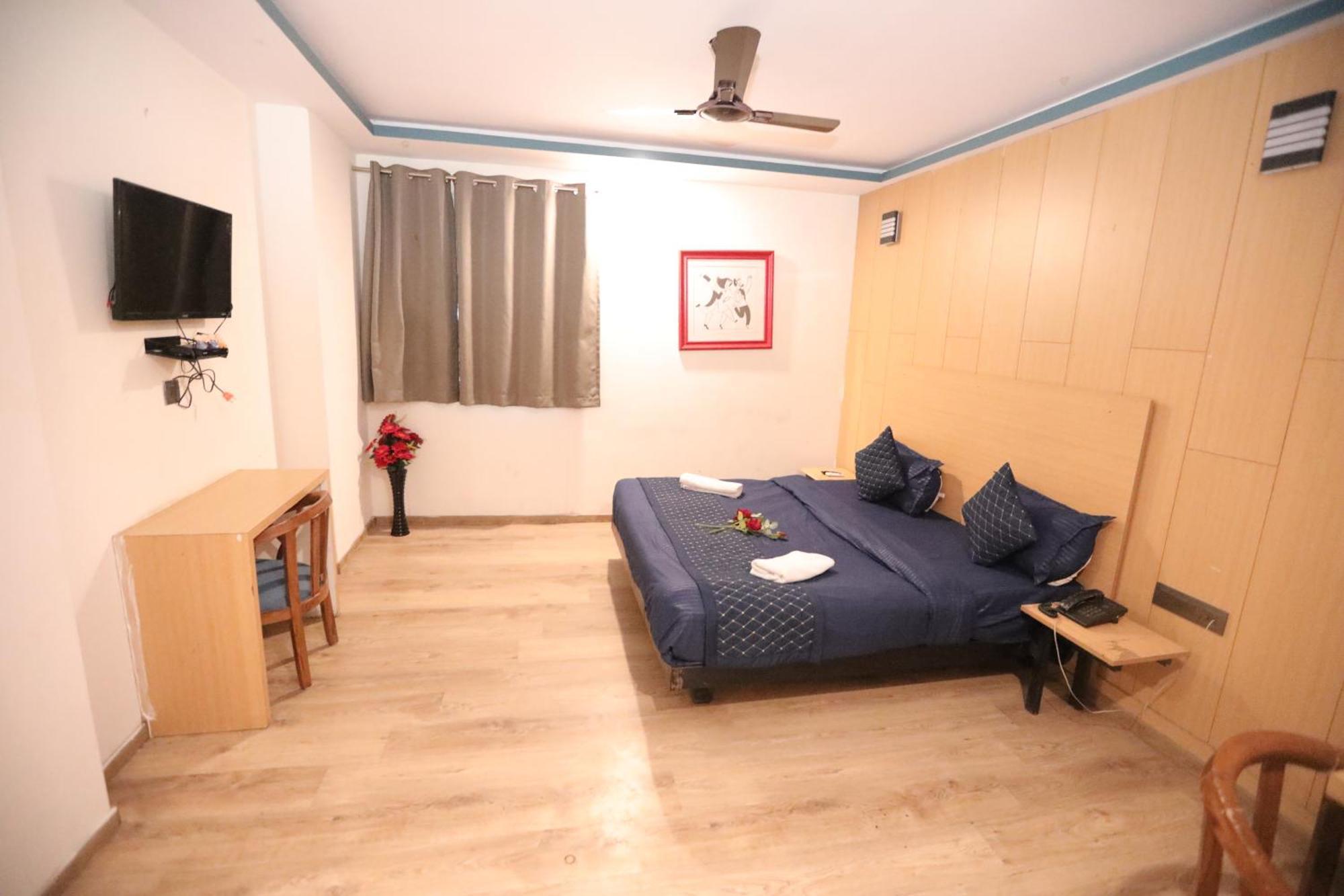 Hotel Noida Grand Sec 58 ภายนอก รูปภาพ