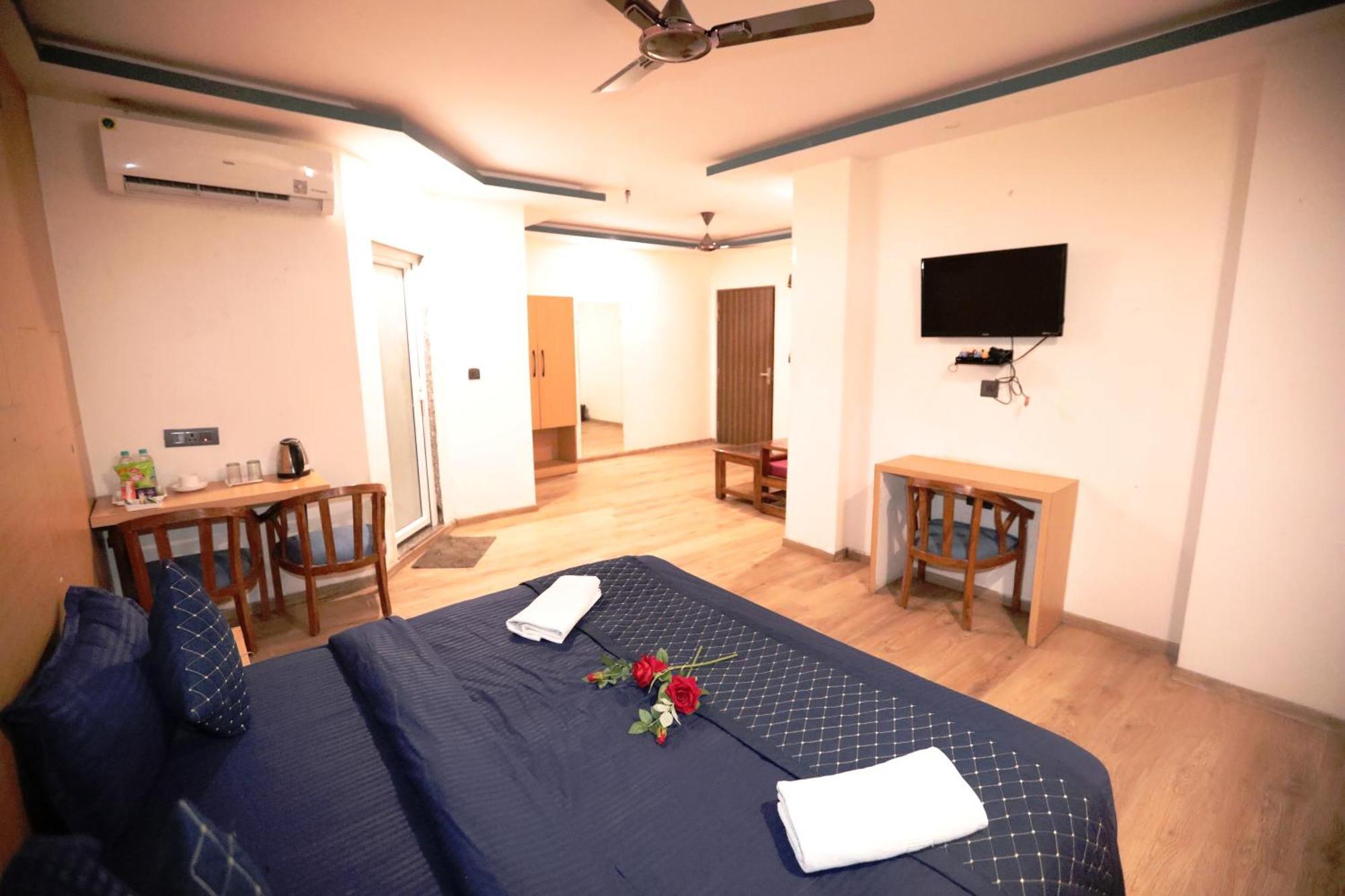 Hotel Noida Grand Sec 58 ภายนอก รูปภาพ