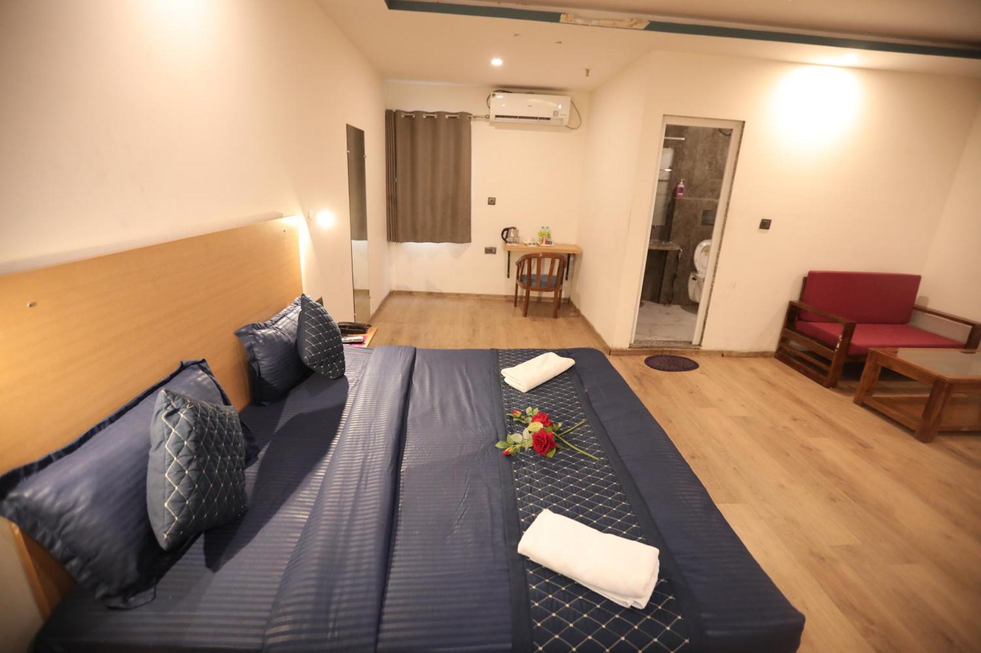 Hotel Noida Grand Sec 58 ภายนอก รูปภาพ