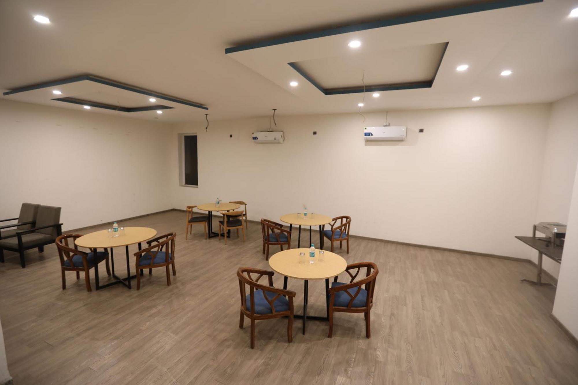 Hotel Noida Grand Sec 58 ภายนอก รูปภาพ