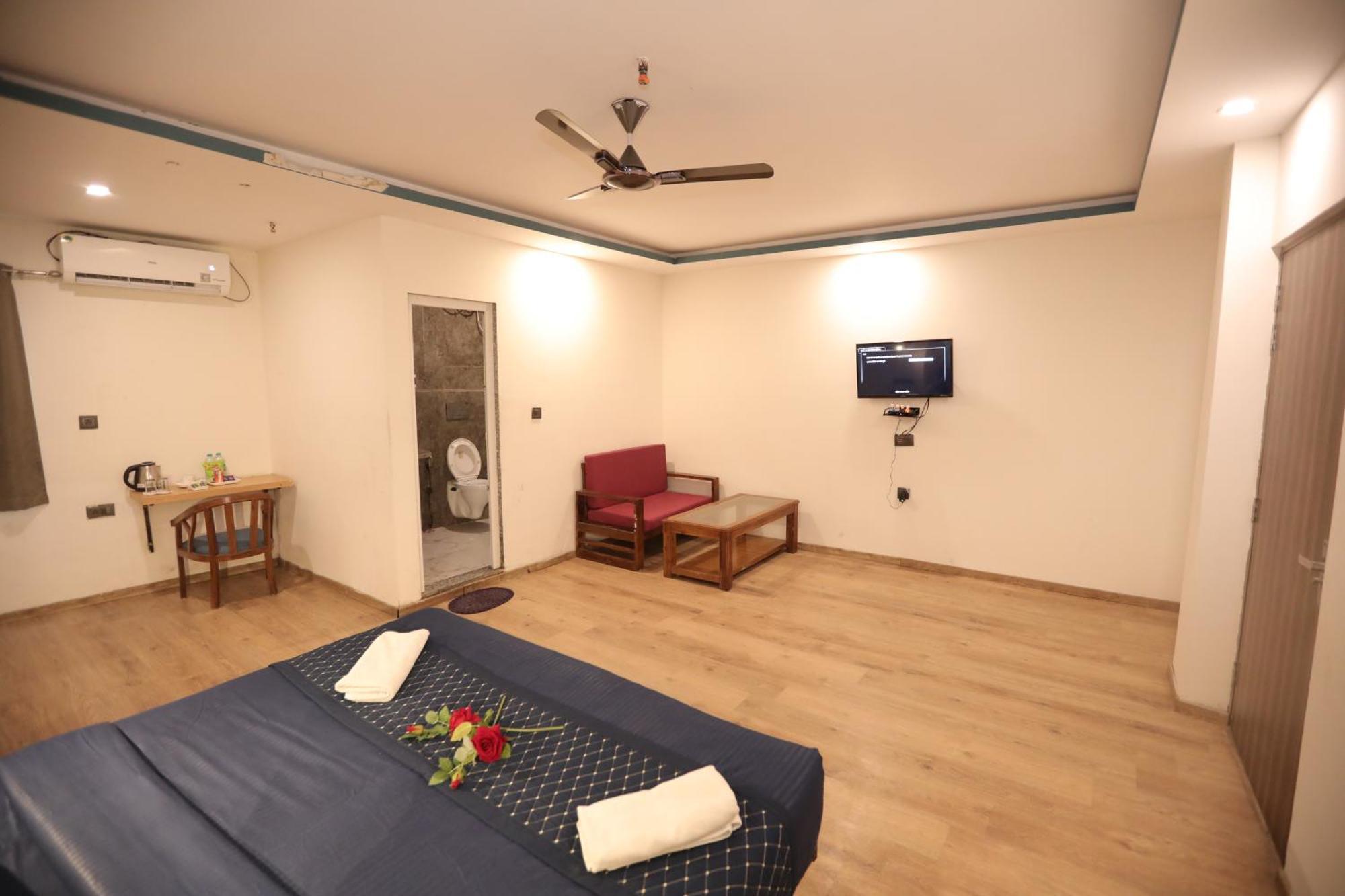 Hotel Noida Grand Sec 58 ภายนอก รูปภาพ