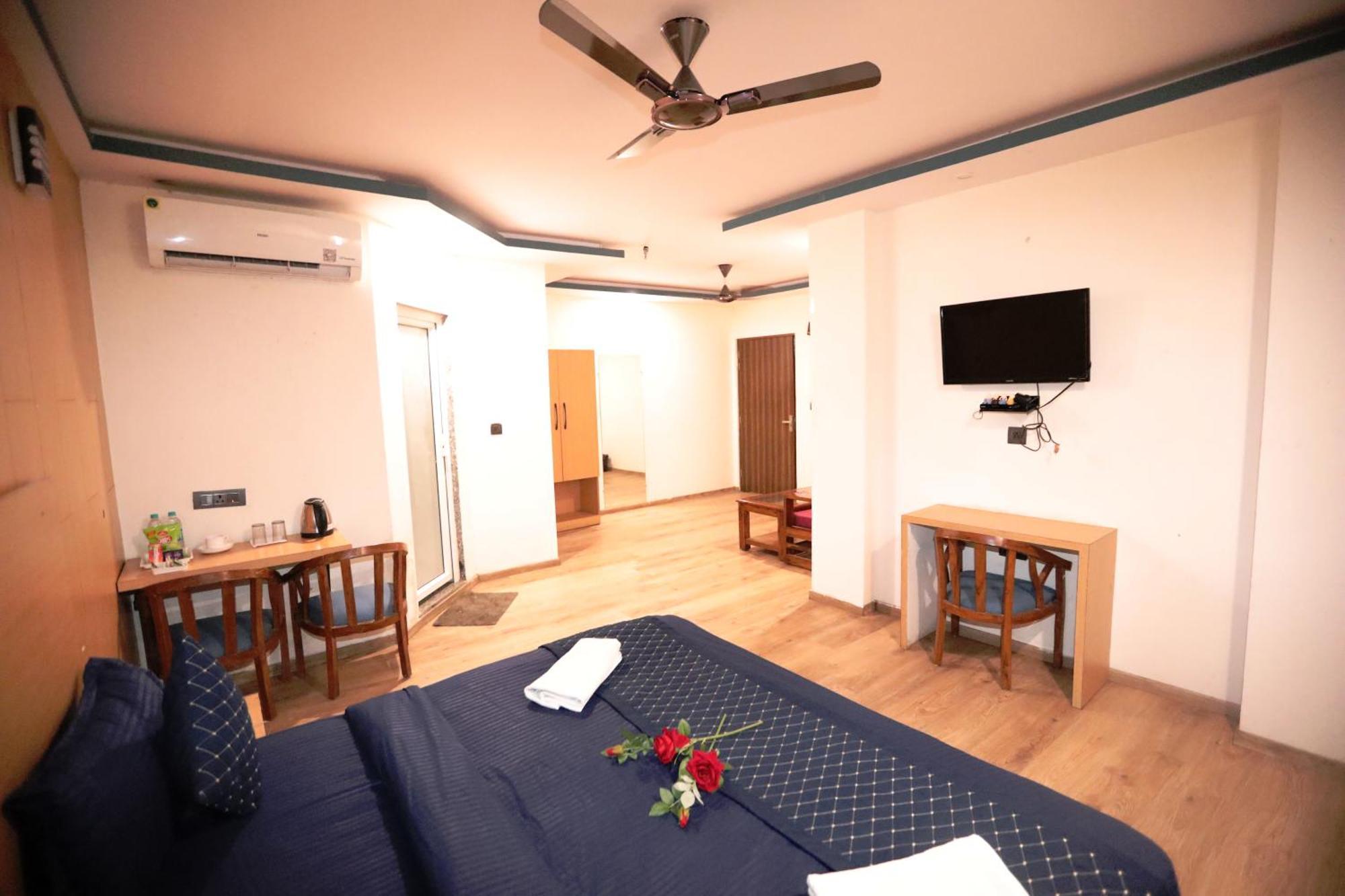 Hotel Noida Grand Sec 58 ภายนอก รูปภาพ