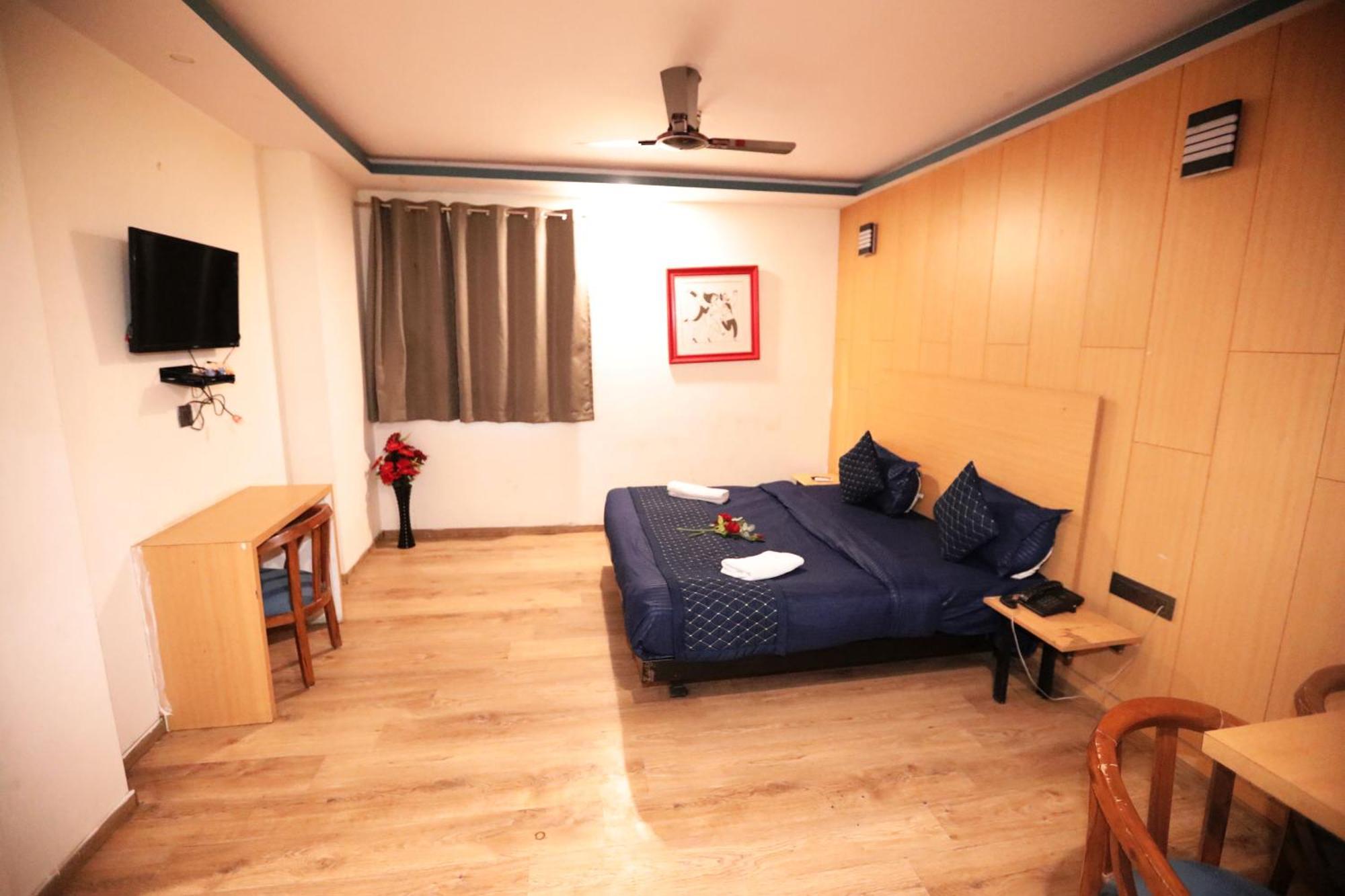 Hotel Noida Grand Sec 58 ภายนอก รูปภาพ